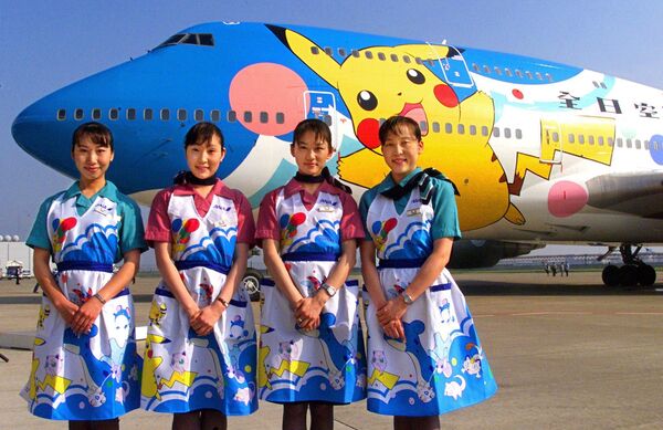 Стюардессы японской авиакомпании All Nippon Airways напротив самолета Pokemon (Pocket Monsters), 1999 год - Sputnik Латвия