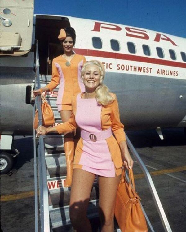 Стюардессы авиакомпании Pacific Southwest Airlines в 1960-х годах  - Sputnik Латвия