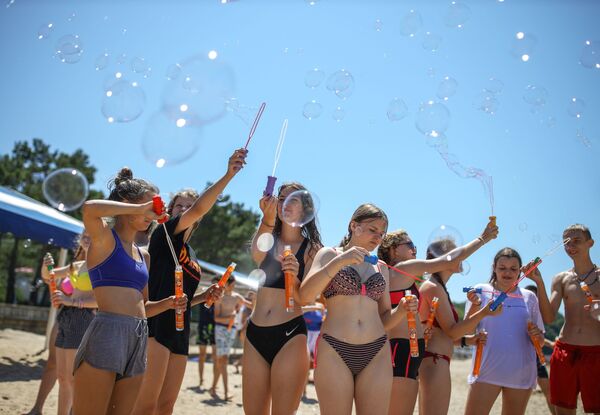 Подростки пускают мыльные пузыри во Всероссийском детском центре Орлёнок в Туапсинском районе Краснодарского края - Sputnik Латвия