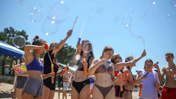 Подростки пускают мыльные пузыри во Всероссийском детском центре Орлёнок в Туапсинском районе Краснодарского края - Sputnik Latvija