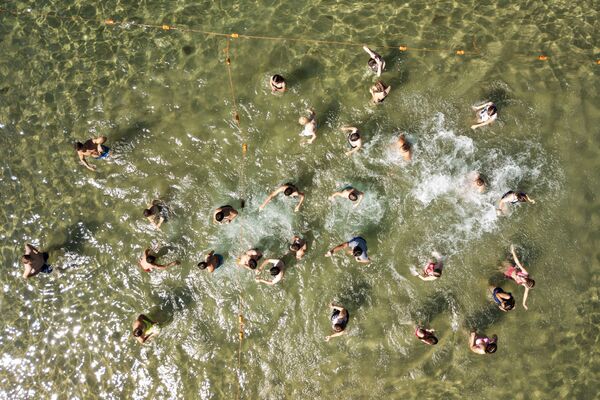 Подростки купаются в море во Всероссийском детском центре Орленок в Туапсинском районе Краснодарского края - Sputnik Латвия