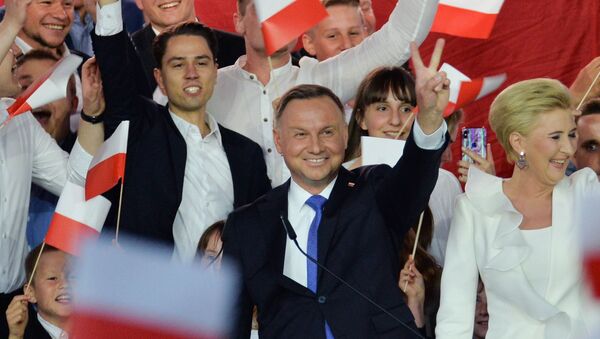 Президент Польши Анджей Дуда (в центре) в своем предвыборном штабе в день выборов - Sputnik Латвия