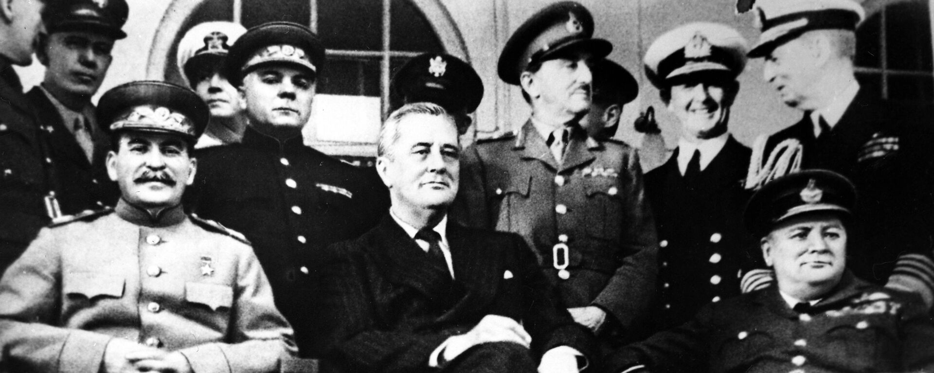 Председатель СССР Иосиф Сталин, президент США Франклин Рузвельт и премьер-министр Великобритании Уинстон Черчилль на Тегеранской конференции, 1943 год - Sputnik Latvija, 1920, 29.11.2021