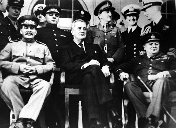 Председатель СССР Иосиф Сталин, президент США Франклин Рузвельт и премьер-министр Великобритании Уинстон Черчилль на Тегеранской конференции, 1943 год Председатель СССР Иосиф Сталин, президент США Франклин Рузвельт и премьер-министр Великобритании Уинстон Черчилль на Тегеранской конференции, 1943 год - Sputnik Латвия