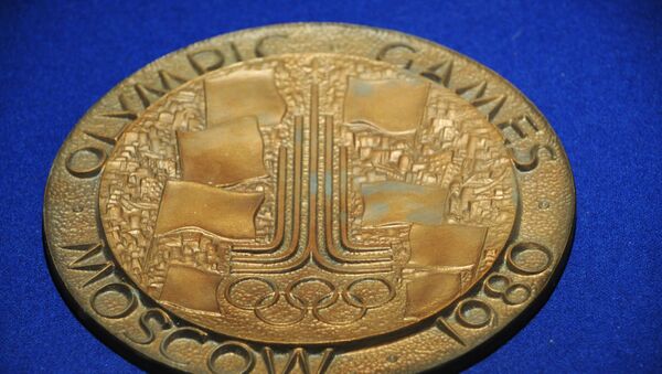 Медаль Олимпиады 1980 года на стенде выставки Москва и спорт в музее Москвы на Зубовском бульваре - Sputnik Латвия