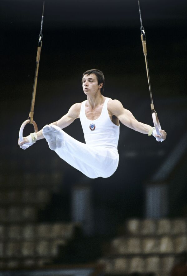 Прославленный армянский гимнаст Эдуард Азарян на московской Олимпиаде завоевал золотую медаль в командном многоборье, а тяжелоатлет Юрий Варданян стал сильнейшим в полутяжелом весе - Sputnik Латвия