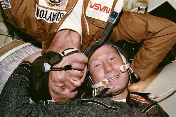 Встреча советского космонавта Алексея Леонова и американского астронавта Томаса Стаффорда после стыковки Союз - Аполлон - Sputnik Латвия