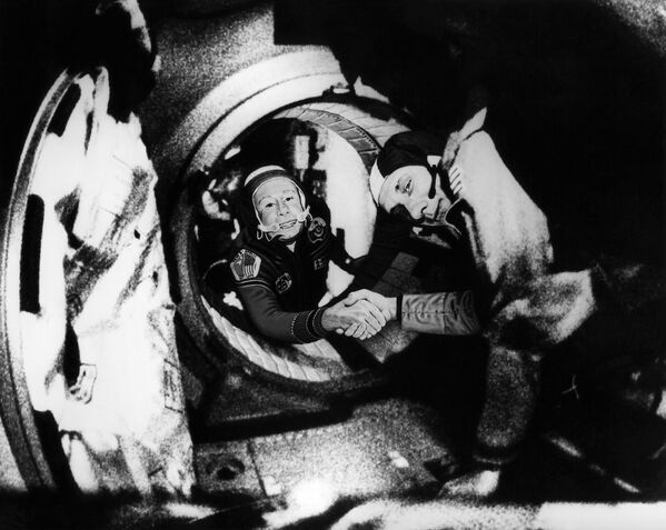 Летчик-космонавт СССР Алексей Леонов и американский астронавт Томас Пэттен Стаффорд во время рукопожатия в рамках экспериментального проекта Союз - Аполлон - Sputnik Латвия