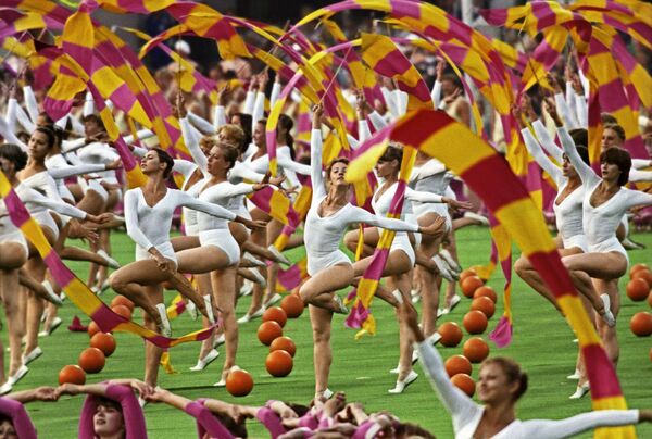 Выступление физкультурников на церемонии открытия XXII Олимпийских игрых в Москве - Sputnik Латвия