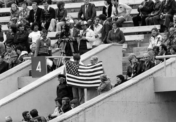 Зрители с амеркианским флагом на торжественной церемонии открытия Олимпийских игр в Москве - Sputnik Латвия
