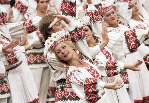 Танцевальная сюита Дружба народов на торжественной церемонии открытия XXII Олимпийских игр в Москве - Sputnik Латвия
