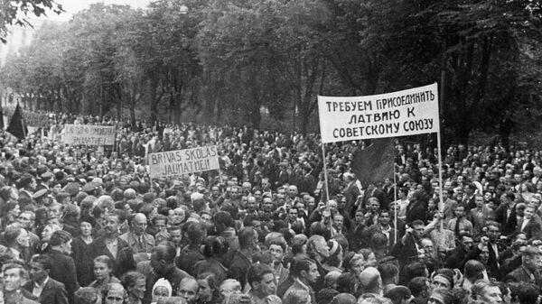 Демонстрация трудящихся города Риги, требующих присоединения Латвии к СССР. 1940 год - Sputnik Latvija