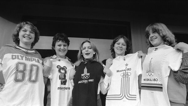 Девушки с футболками с эмблемами Олимпиады-80 - Sputnik Латвия