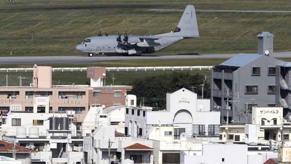 Военный грузовой самолет армии США на острове Окинава, Япония - Sputnik Latvija