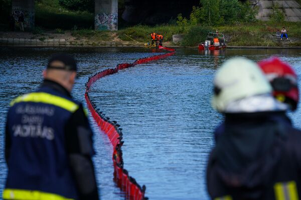 Нефть и риски: спасение водоема на территории Риги Нефть и риски: спасение водоема на территории Риги - Sputnik Латвия