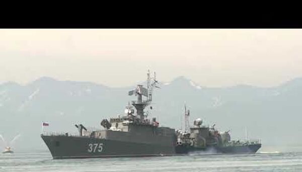 Моряки в белых кителях выстроились на движущейся подводной лодке! День ВМФ на Камчатке - Sputnik Латвия