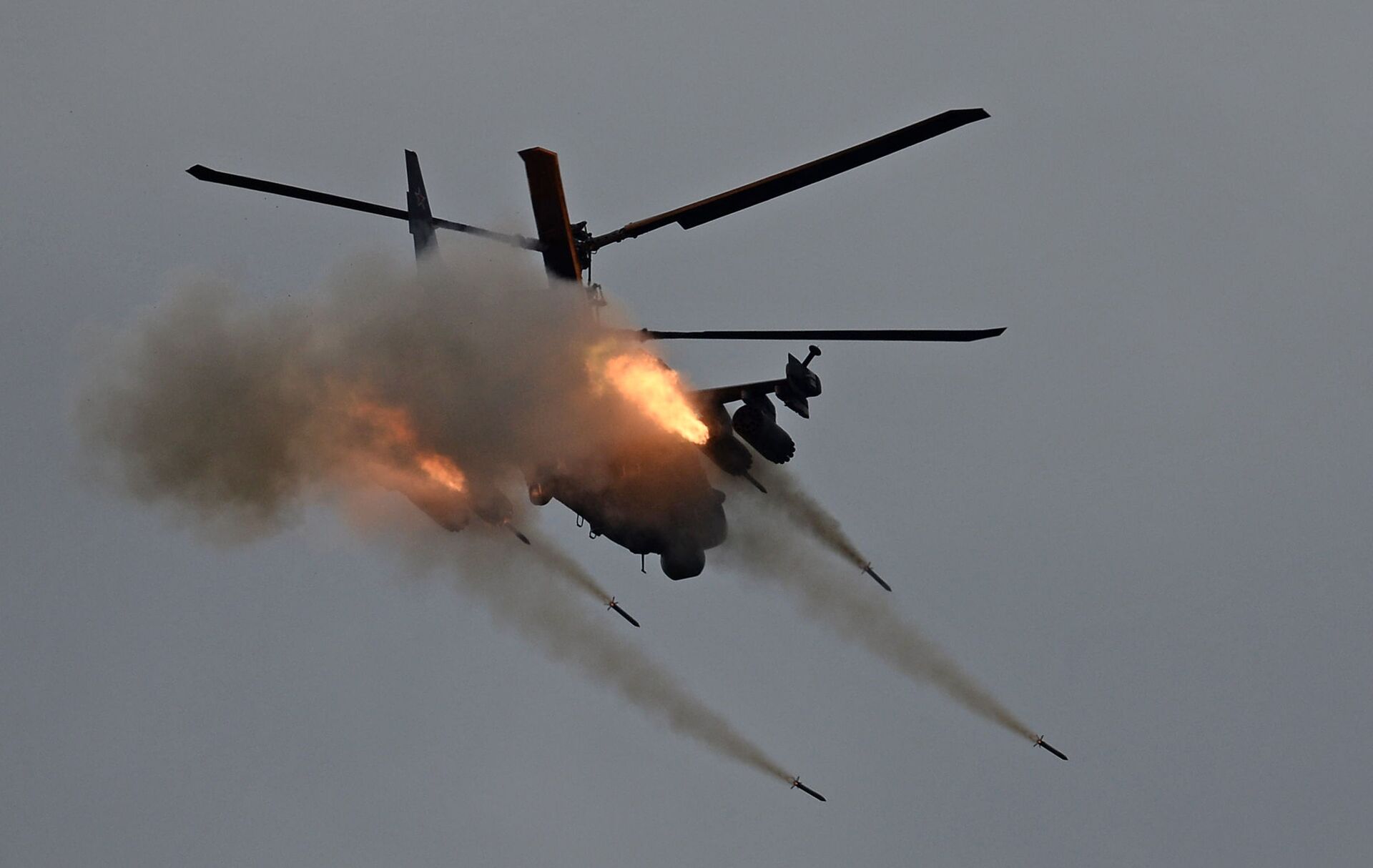 Вертолет Ка-52 Аллигатор во время показательных учений на полигоне Алабино Вертолет Ка-52 Аллигатор во время показательных учений на полигоне Алабино - Sputnik Латвия, 1920, 11.12.2023