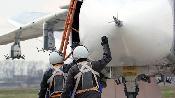 Пилоты у фронтового бомбардировщика Су-24М на летном поле - Sputnik Latvija
