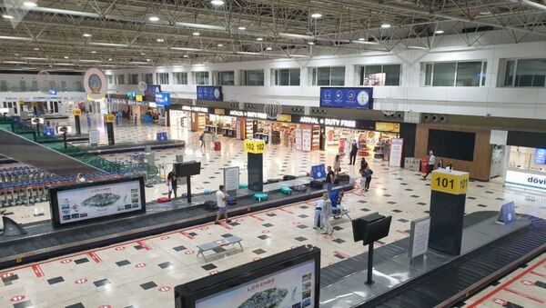 Аэропорт встречает любезно, но с соблюдением всех ограничений - Sputnik Latvija