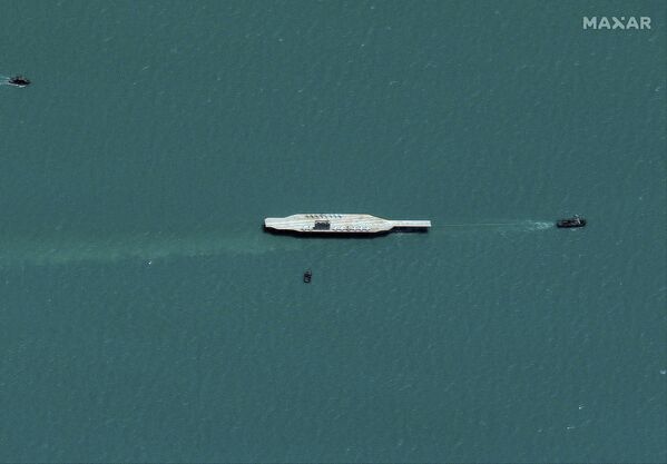 ASV aviācijas bāzes kuģa makets aiz velkoņa Irānas militārajās mācībās Ormuza šaurumā ASV aviācijas bāzes kuģa makets aiz velkoņa Irānas militārajās mācībās Ormuza šaurumā - Sputnik Latvija