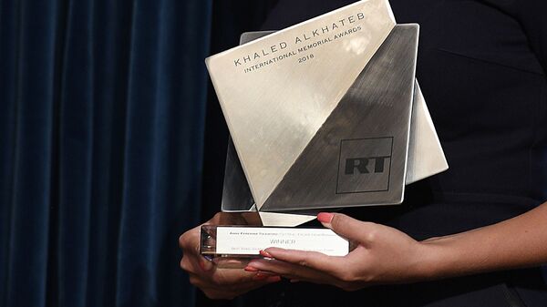 Награда международной премии The Khaled Alkhateb Memorial Awards, учрежденной телеканалом RT в память о журналисте Халеде аль-Хатыбе - Sputnik Латвия