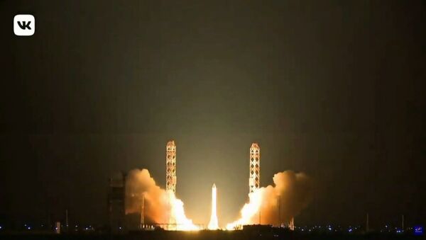 Впечатляющие кадры старта тяжелой ракеты-носителя Протон-М с Байконура - Sputnik Латвия