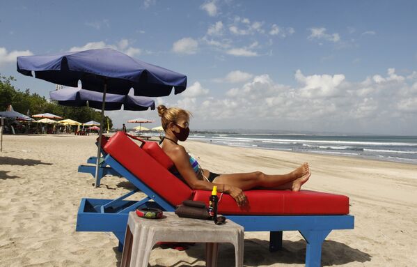 Пляжи постепенно открываются после нескольких месяцев блокировки на Бали, Индонезия - Sputnik Латвия
