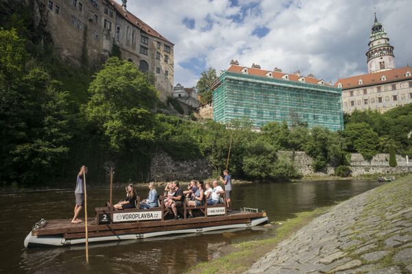 Туристы сплавляются на плотах и каноэ по реке Влтаве в чешском городе Крумлов с замком XIII века - Sputnik Латвия