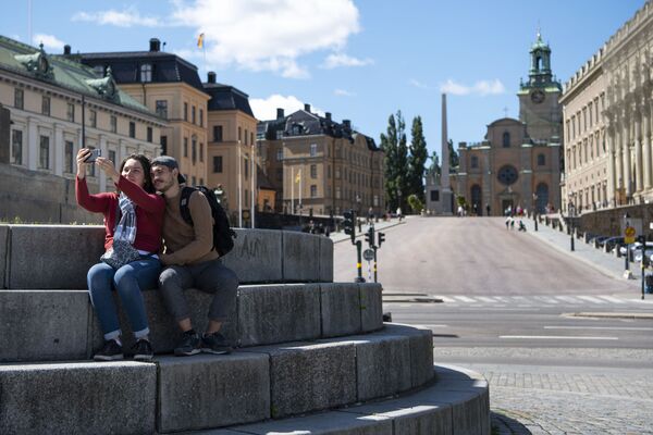 Туристы делают селфи возле Королевского дворца в центре Стокгольма, Швеция - Sputnik Латвия