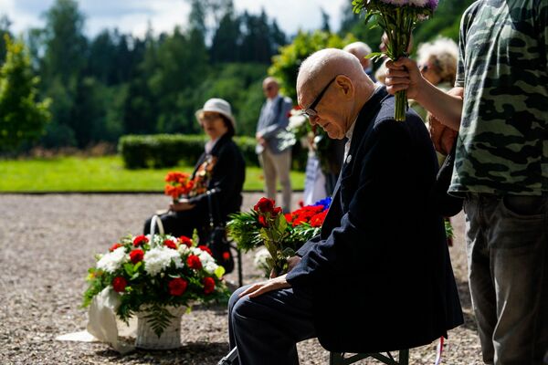 Памяти освободителей в Виеталве: в августе 1944-го Лачплесис победил Черного рыцаря Памяти освободителей в Виеталве: в августе 1944-го Лачплесис победил Черного рыцаря - Sputnik Латвия
