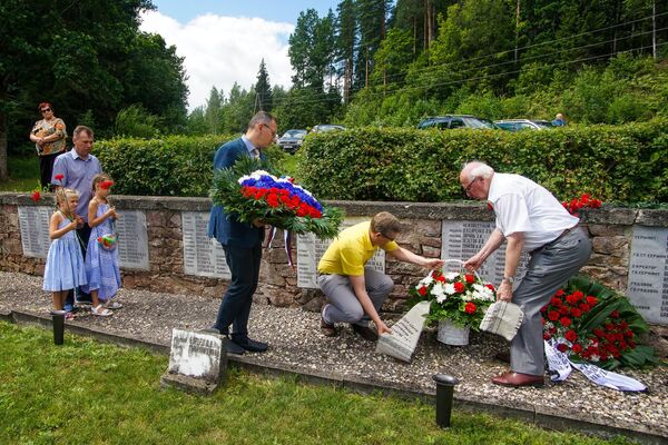 Памяти освободителей в Виеталве: в августе 1944-го Лачплесис победил Черного рыцаря Памяти освободителей в Виеталве: в августе 1944-го Лачплесис победил Черного рыцаря - Sputnik Латвия