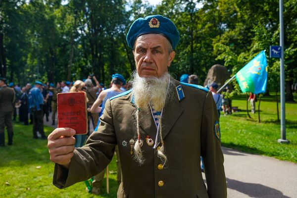 Кто, кроме них: как прошел День ВДВ в Риге Кто, кроме них: как прошел День ВДВ в Риге - Sputnik Латвия