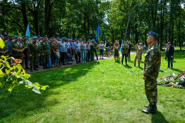 Кто, кроме них: как прошел День ВДВ в Риге Кто, кроме них: как прошел День ВДВ в Риге - Sputnik Латвия
