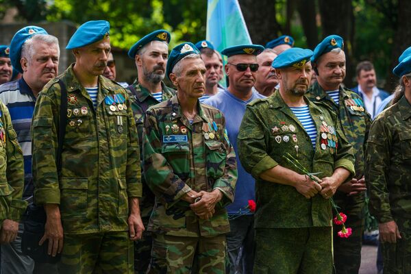 Кто, кроме них: как прошел День ВДВ в Риге Кто, кроме них: как прошел День ВДВ в Риге - Sputnik Латвия