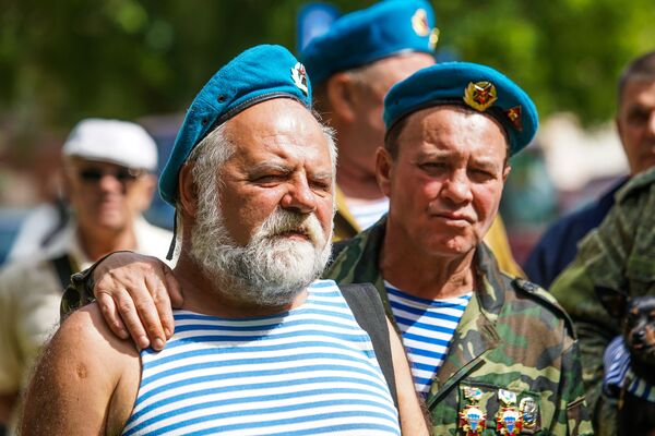 Кто, кроме них: как прошел День ВДВ в Риге Кто, кроме них: как прошел День ВДВ в Риге - Sputnik Латвия