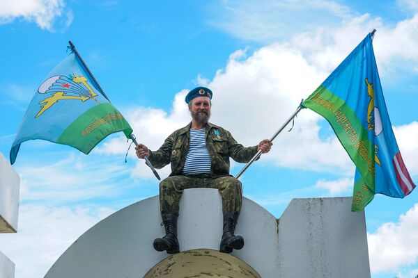 Кто, кроме них: как прошел День ВДВ в Риге Кто, кроме них: как прошел День ВДВ в Риге - Sputnik Латвия