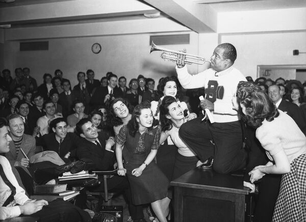 Музыкант Луи Армстронг во время выступления в Бруклинском колледже в Нью-Йорке, 1941 год - Sputnik Латвия