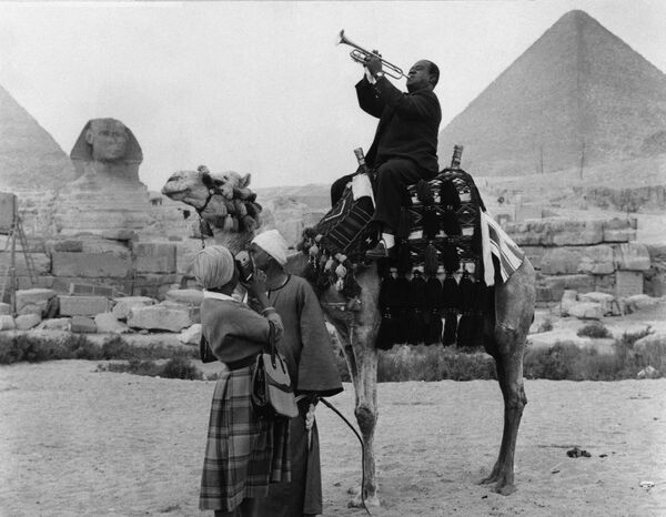 Музыкант Луи Армстронг на верблюде в Каире, 1961 год - Sputnik Латвия