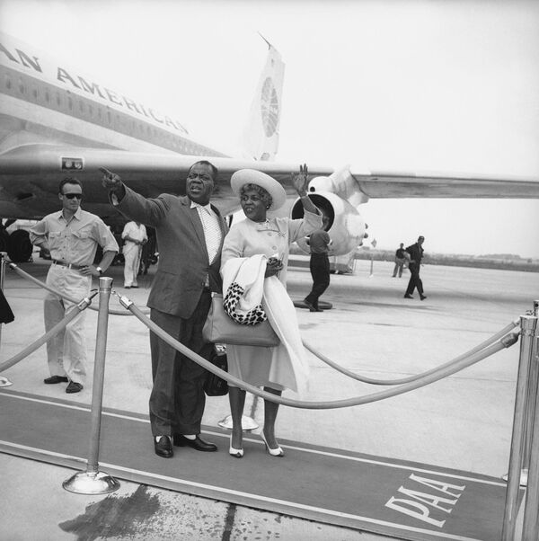 Музыкант Луи Армстронг с женой Люсиль у самолета в Риме, 1963 год  - Sputnik Латвия