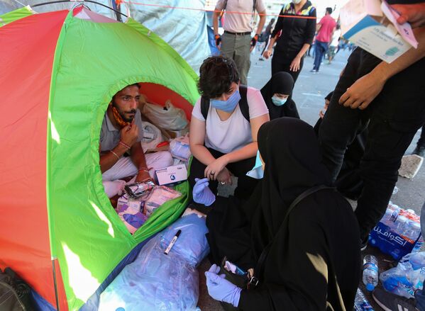 Добровольцы собирают гуманитарную помощь для пострадавших от взрыва в порту Бейрута, Ливан - Sputnik Латвия