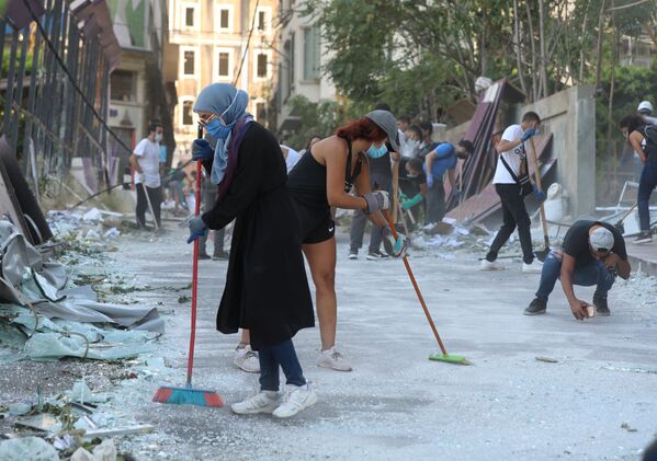 Волонтеры убирают улицы, пострадавшие от взрыва в порту Бейрута - Sputnik Латвия