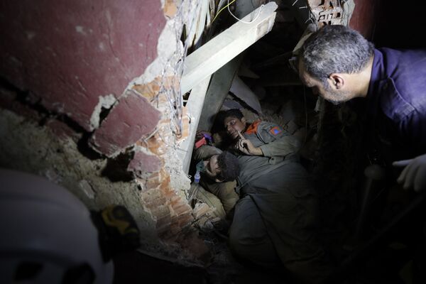 Ливанские военнослужащие разыскивают выживших после мощного взрыва в Бейруте - Sputnik Латвия