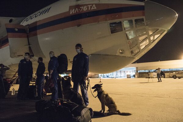 Самолет Ил-76ТД с российским оборудованием и специалистами для оказания помощи после разрушительного взрыва прибыл в Бейрут - Sputnik Латвия