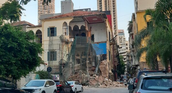 Дом, поврежденный в результате мощного взрыва в порту Бейрута - Sputnik Латвия