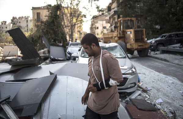 Житель Бейрута в пострадавшем от взрыва районе города - Sputnik Латвия