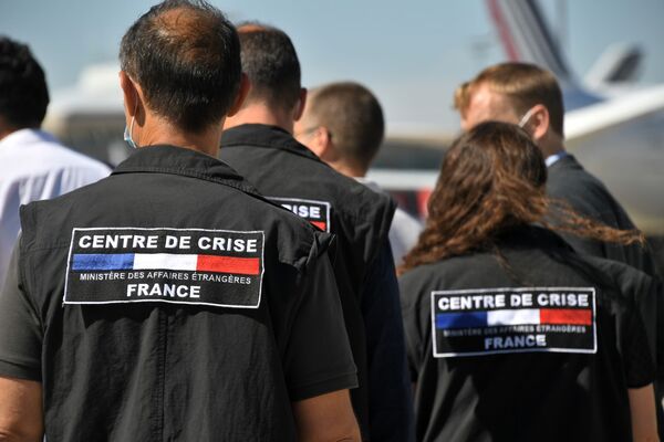Франция отправляет специалистов по поисково-спасательным операциям на борту трех военных самолетов, загруженных мобильной клиникой и тоннами медицинского оборудования, в Бейрут - Sputnik Латвия