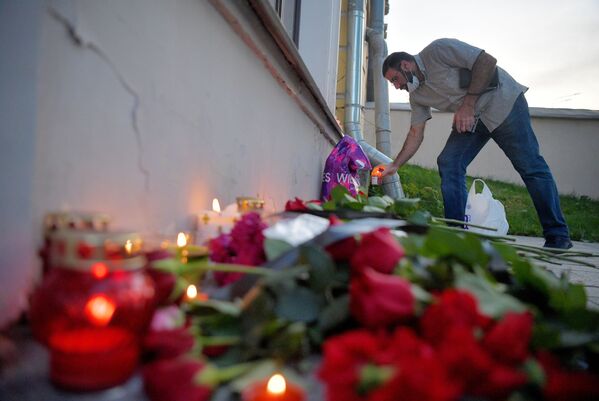 Мужчина возлагает цветы к посольству Ливана в Москве в память о жертвах взрыва Мужчина возлагает цветы к посольству Ливана в Москве в память о жертвах взрыва - Sputnik Латвия