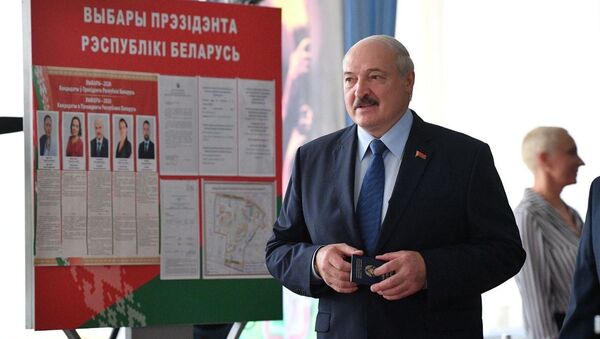 Александр Лукашенко проголосовал на выборах президента Беларуси   - Sputnik Latvija
