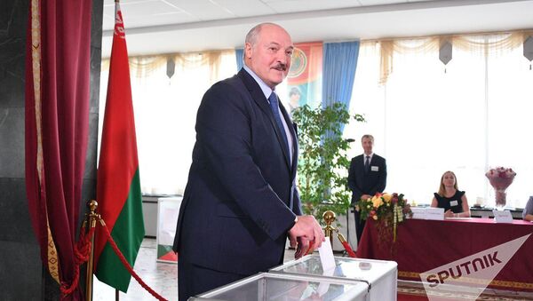 Александр Лукашенко проголосовал на выборах президента Беларуси   - Sputnik Латвия