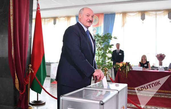Александр Лукашенко проголосовал на выборах президента Беларуси Александр Лукашенко проголосовал на выборах президента Беларуси - Sputnik Латвия
